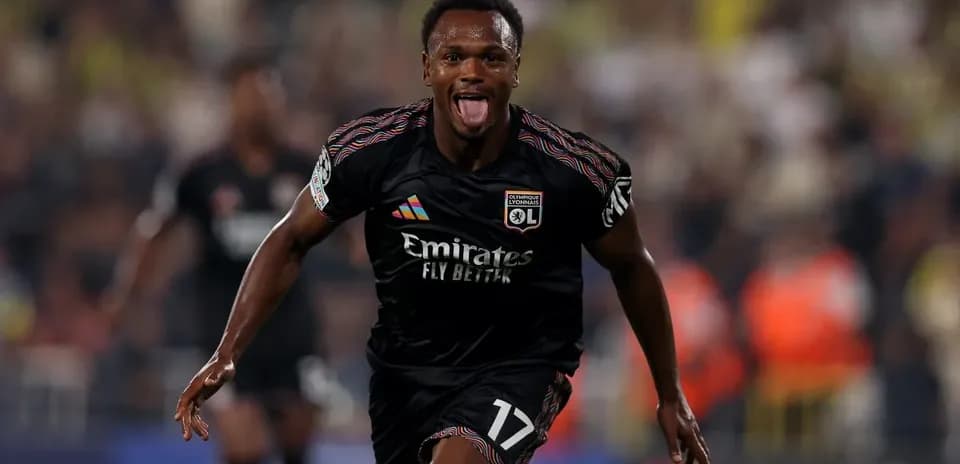 Jugador de Lyon celebrando un gol