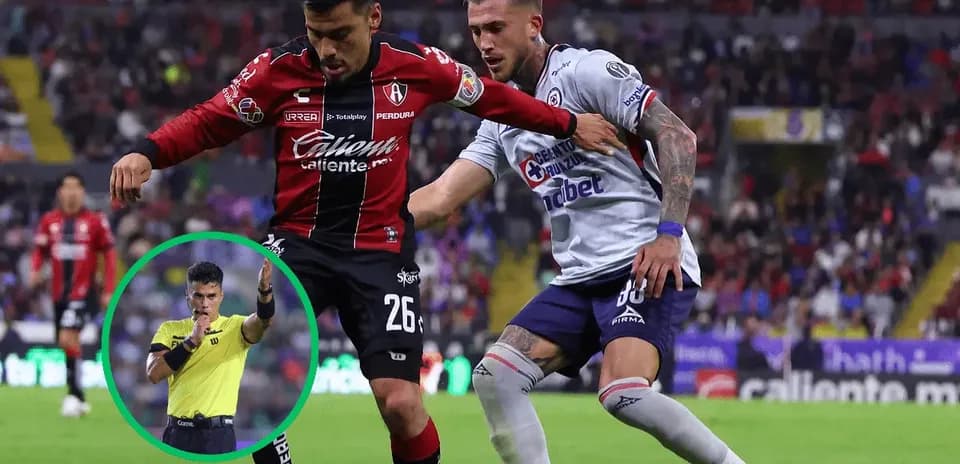 Jugador de Atlas compitiendo contra jugador de Cruz Azul