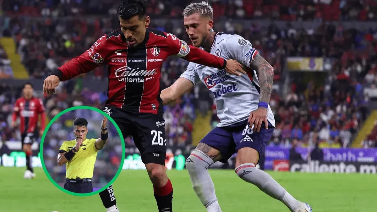 Jugador de Atlas compitiendo contra jugador de Cruz Azul