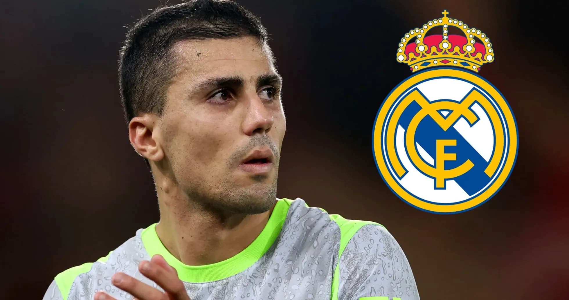 Jugador de fútbol con camiseta de entrenamiento de Real Madrid