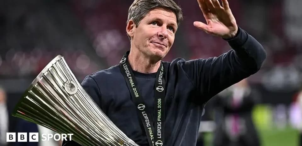 Entrenador levantando trofeo tras la final de Leipzig 2026