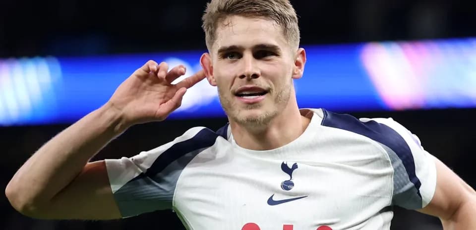 Jugador de Tottenham celebra y escucha a la afición