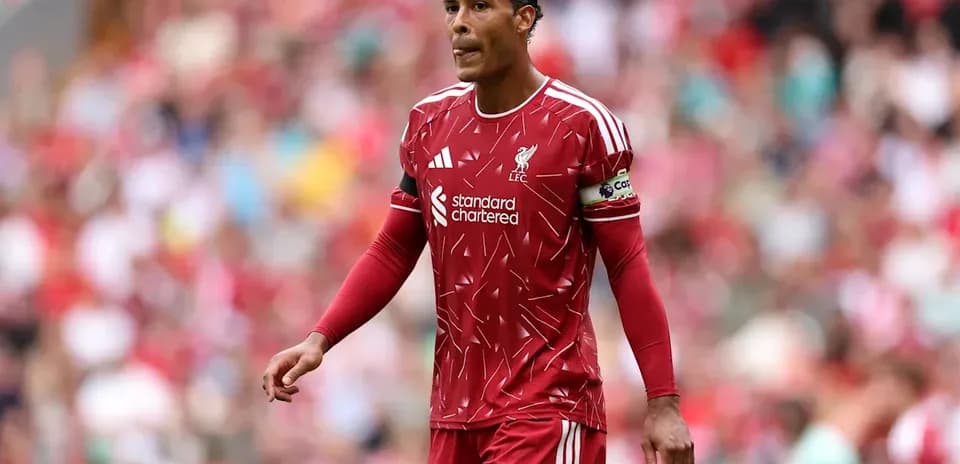 Jugador de Liverpool en camiseta roja durante el partido