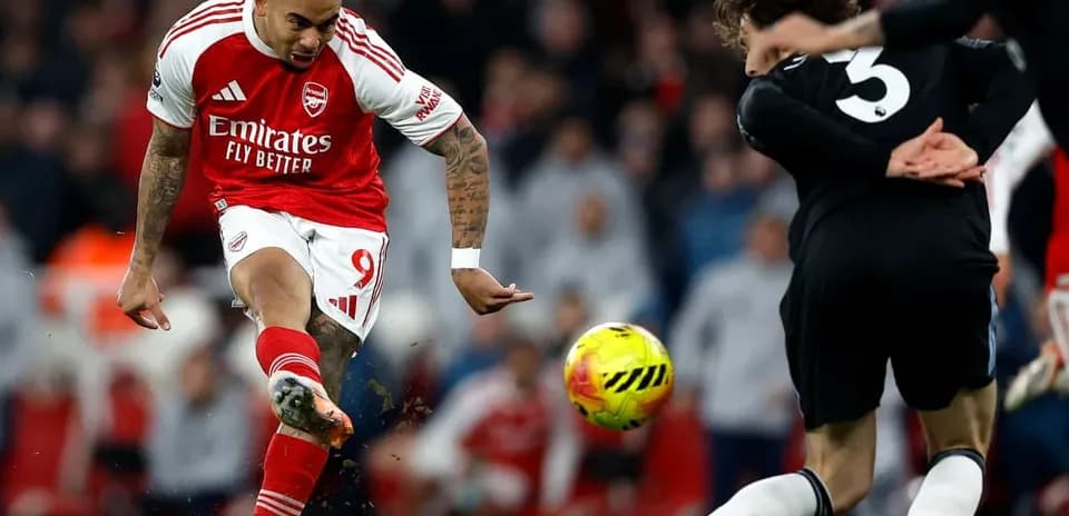Jugador de Arsenal pateando el balón durante el partido