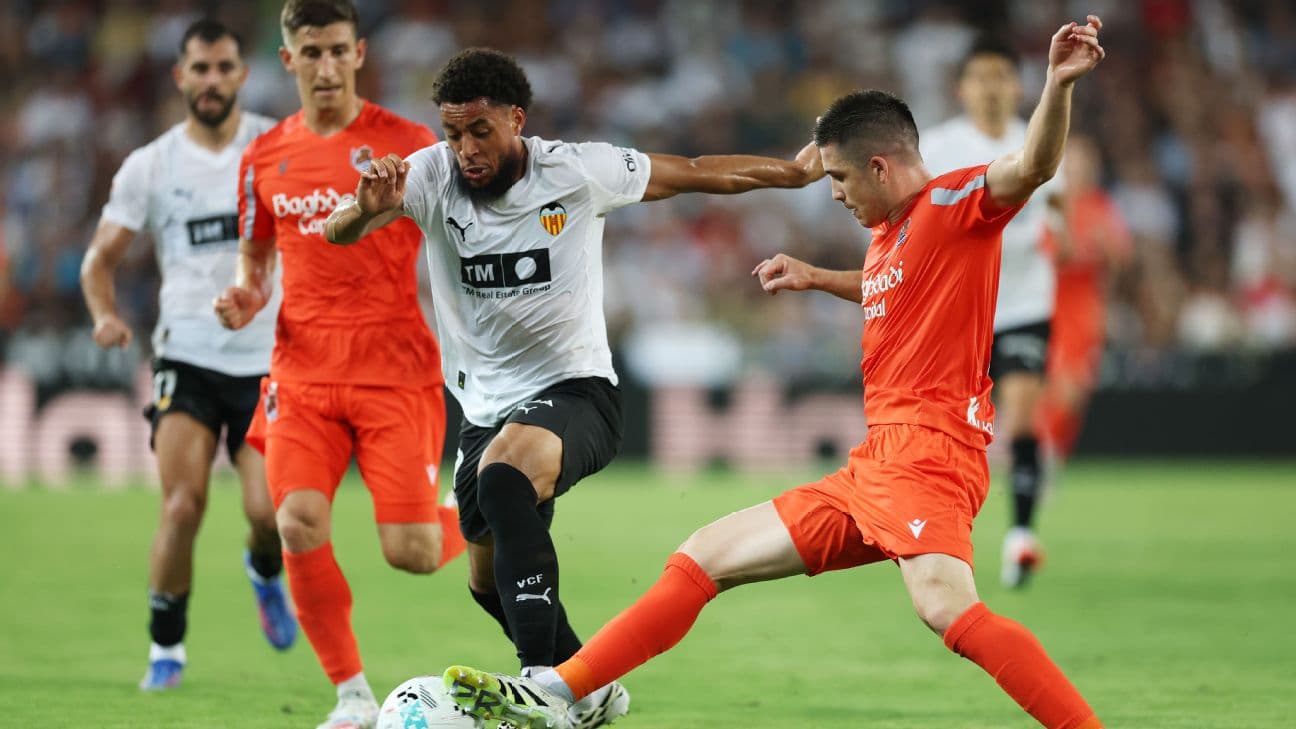 Jugadores de Real Sociedad y Valencia en acción