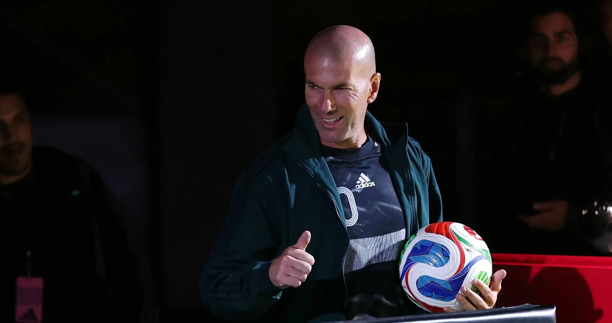 Zinedine Zidane mostrando un balón de fútbol