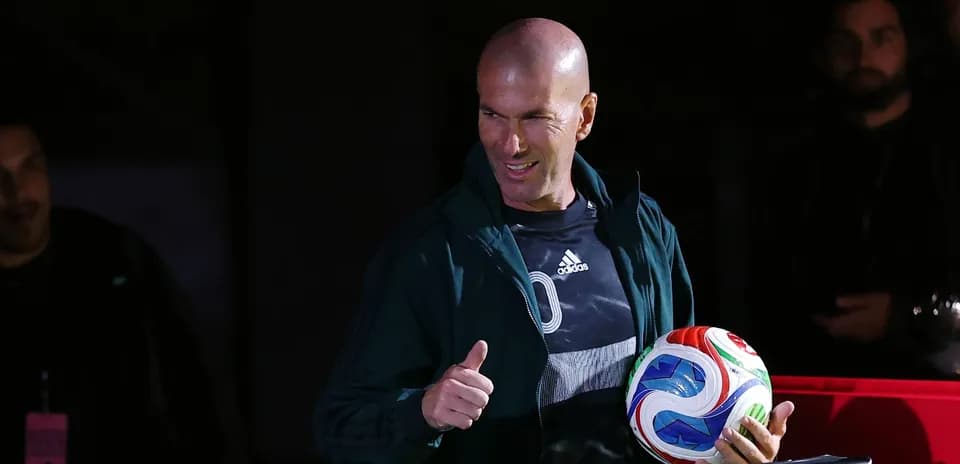 Zinedine Zidane mostrando un balón de fútbol