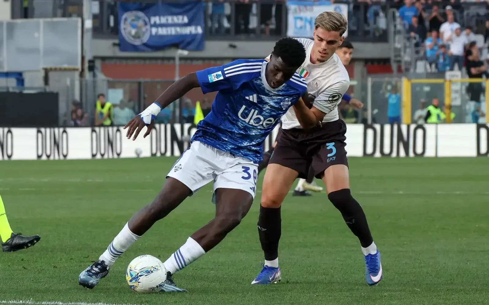 Jugador de Como contra Napoli en la Serie A