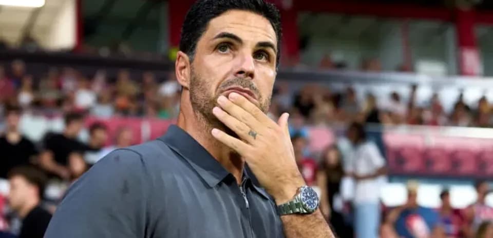 Entrenador pensativo en el banquillo durante el partido