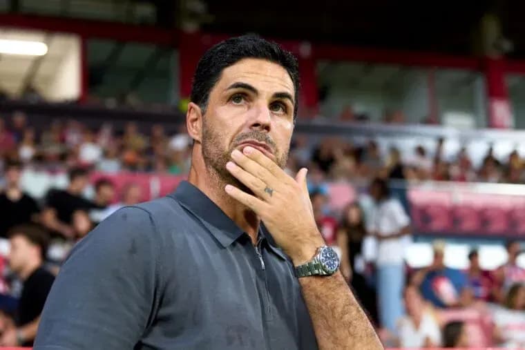 Entrenador pensativo en el banquillo durante el partido