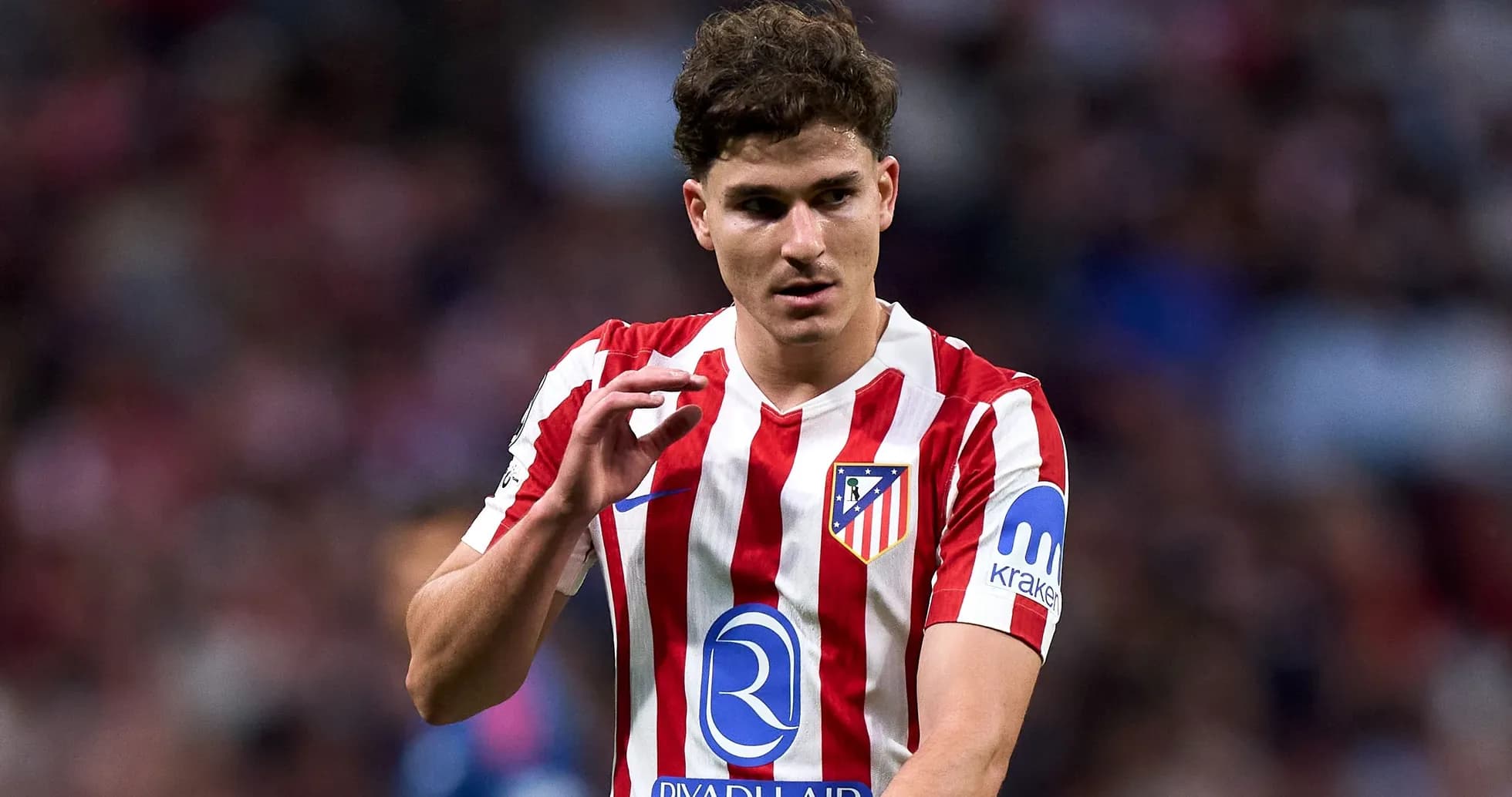 Jugador de Atlético de Madrid gesticulando en el campo