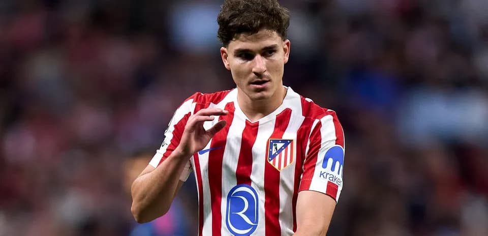 Jugador de Atlético de Madrid gesticulando en el campo