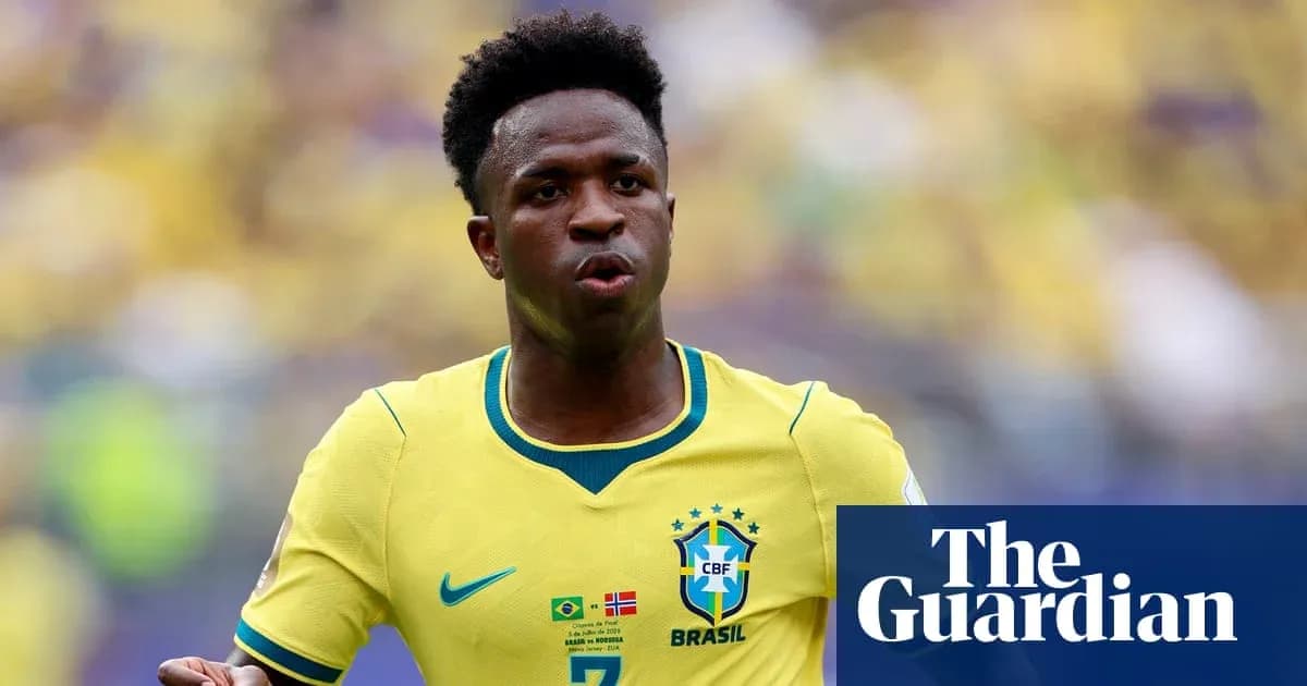 Jugador de Brasil corriendo en uniforme amarillo
