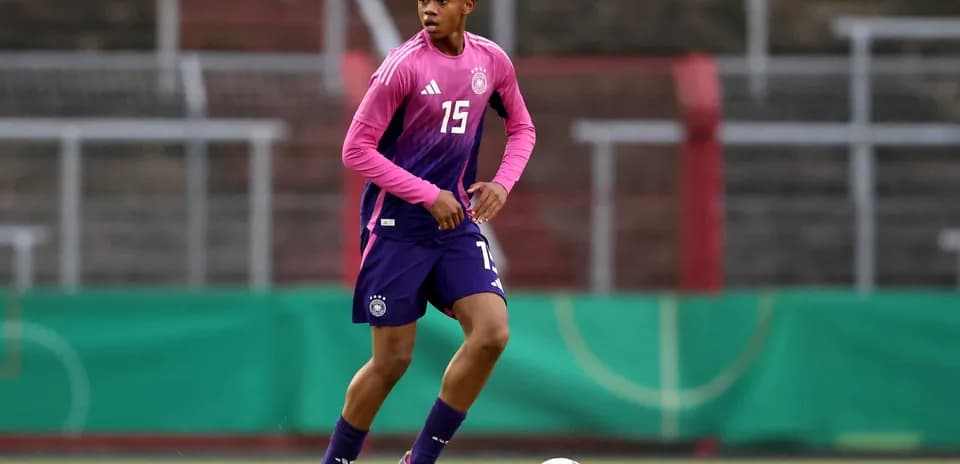 Jugador entrenando con uniforme de Alemania en el campo