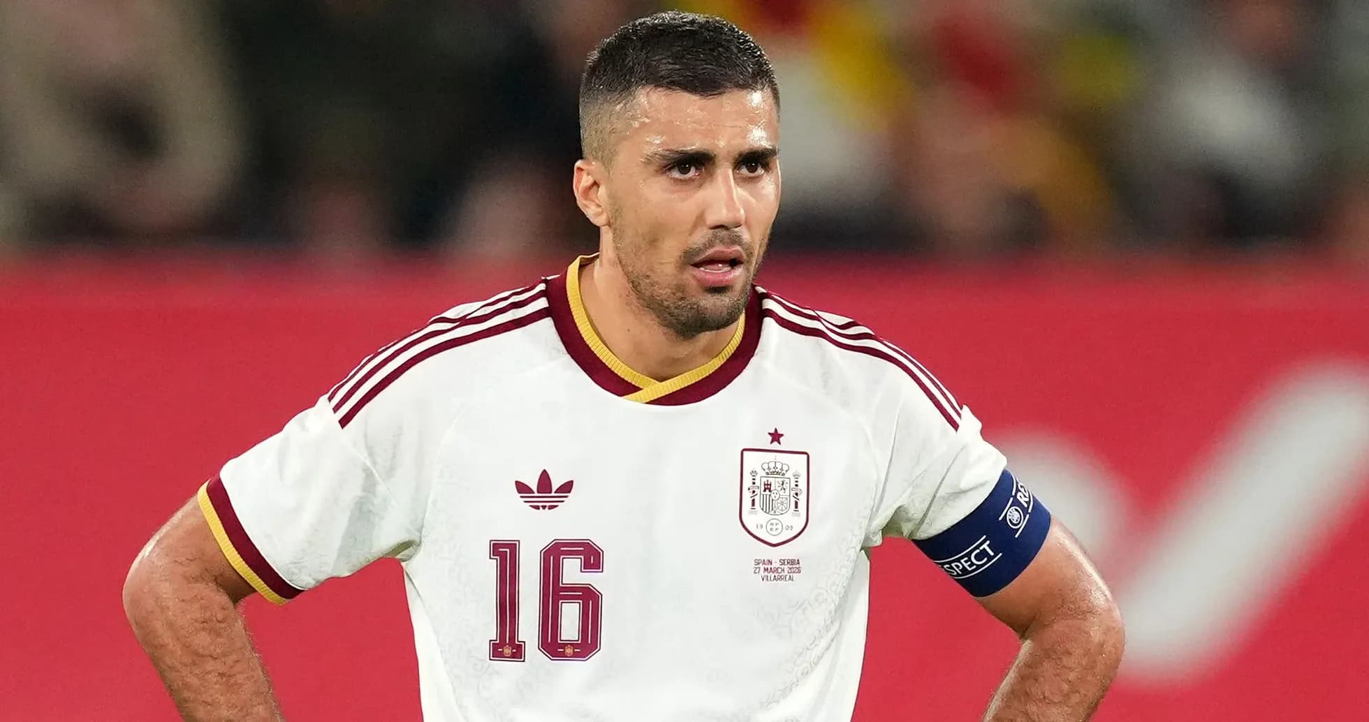 Jugador de España con camiseta blanca durante el partido