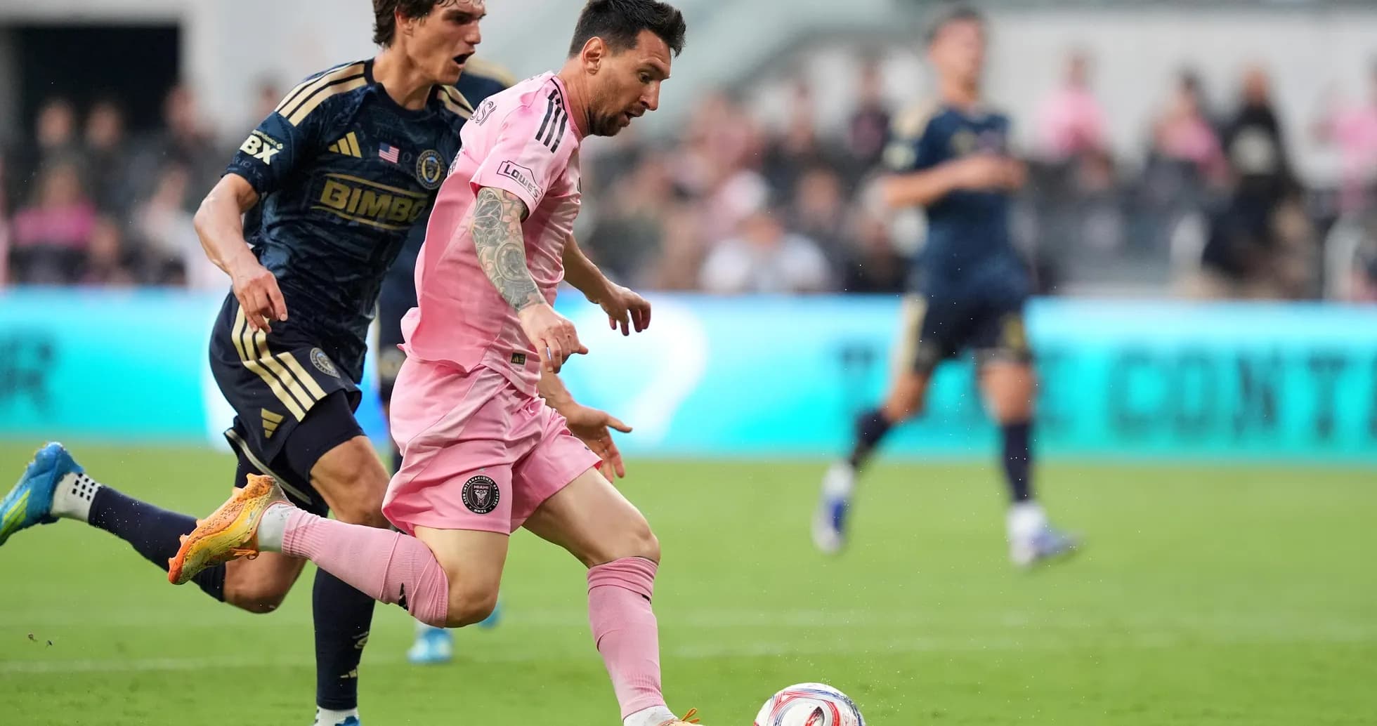 Lionel Messi driblando a un defensor del Union