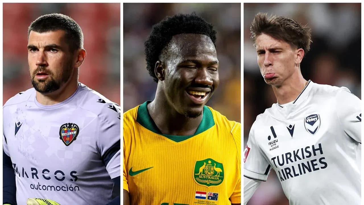 Tres jugadores de fútbol en diferentes uniformes