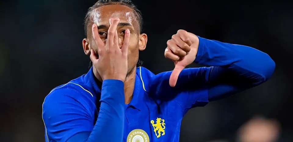 Jugador de Chelsea mostrando gestos con las manos