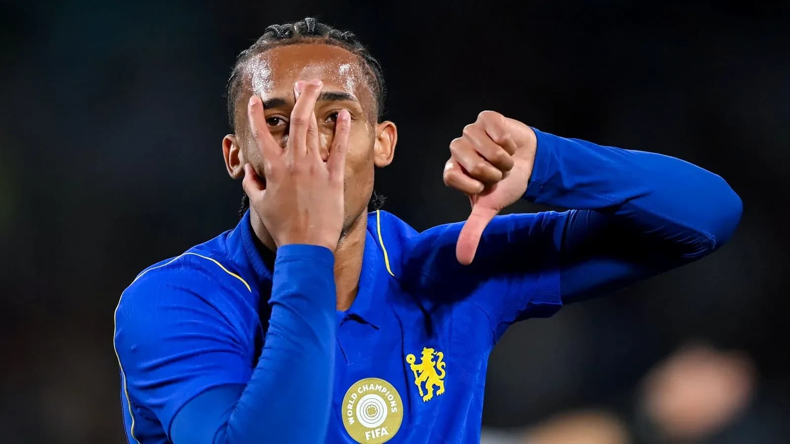 Jugador de Chelsea mostrando gestos con las manos