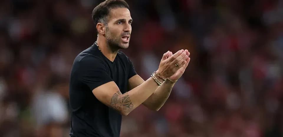 Entrenador dando instrucciones desde la banda