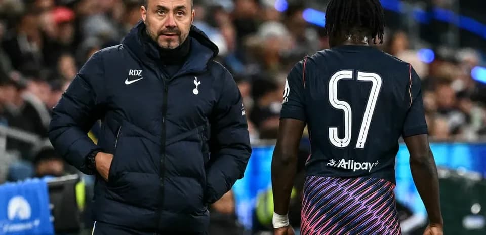 Entrenador de Tottenham conversando con jugador en campo