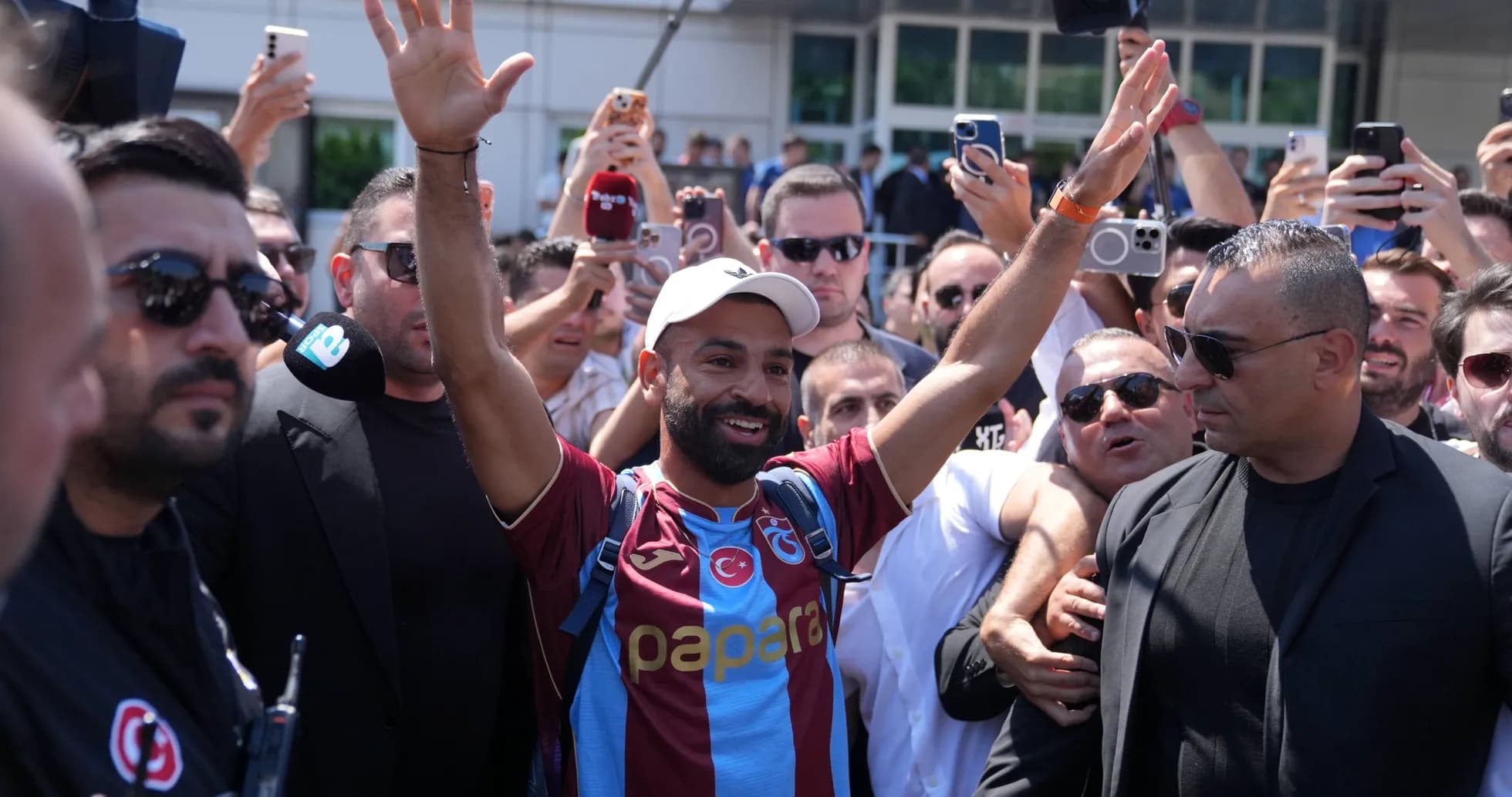 Jugador saludando a la multitud en el evento