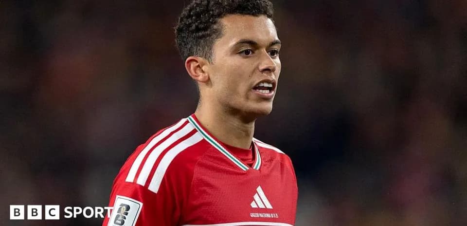 Jugador de fútbol con camiseta roja en acción