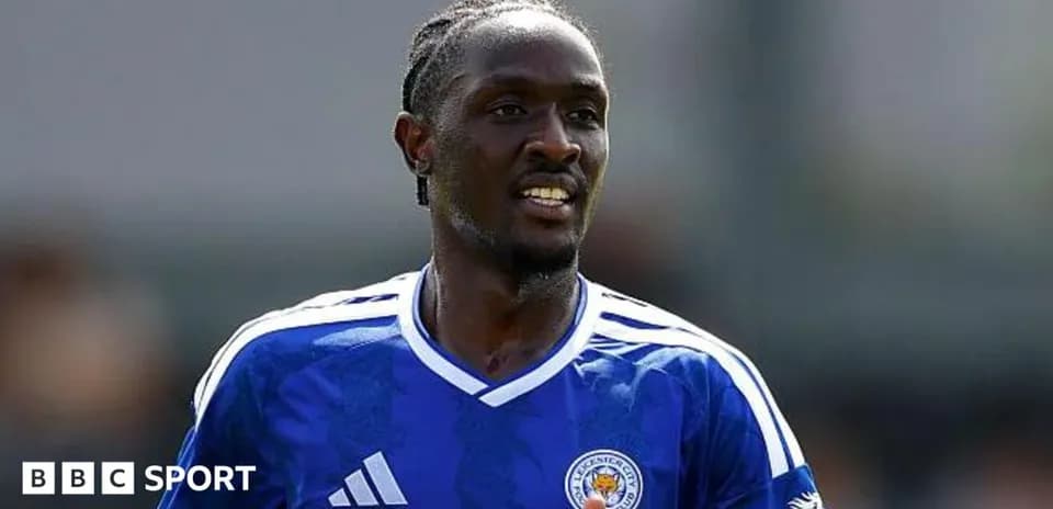 Jugador de Leicester City corriendo en el campo