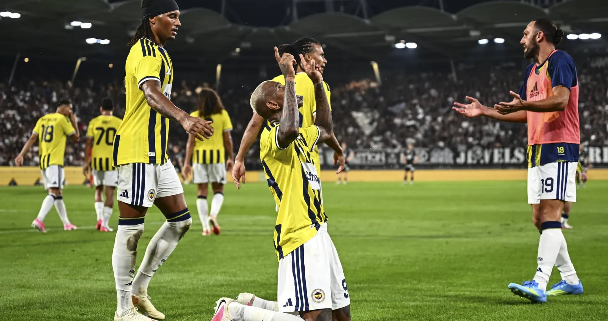 Celebración de gol de Fenerbahçe en el partido