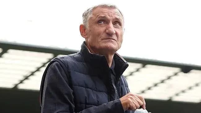Hombre mirando hacia arriba en un estadio vacío