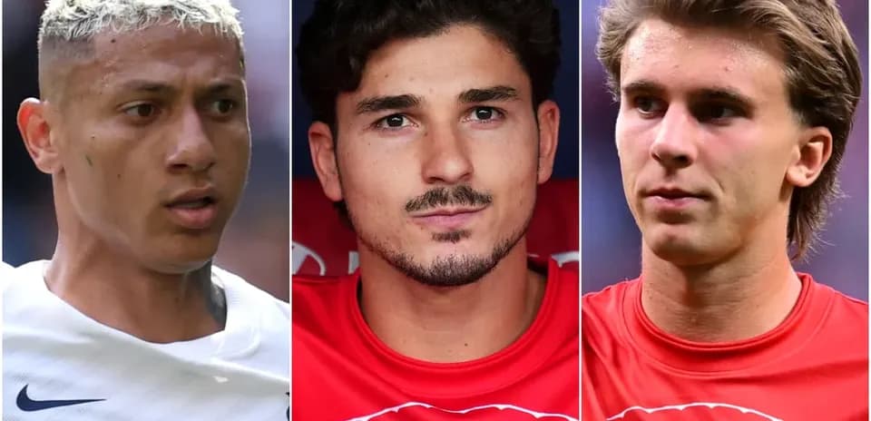 Tres jugadores de fútbol en retrato individual