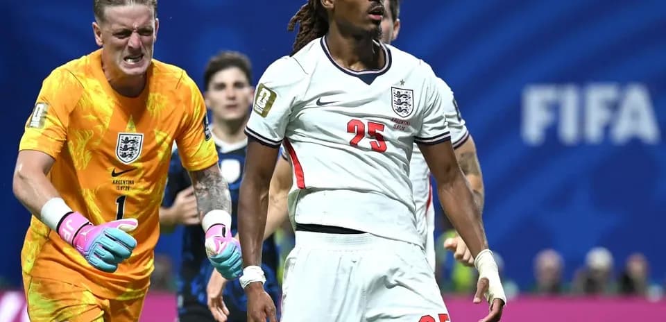 Jugadores de Inglaterra en acción durante el partido