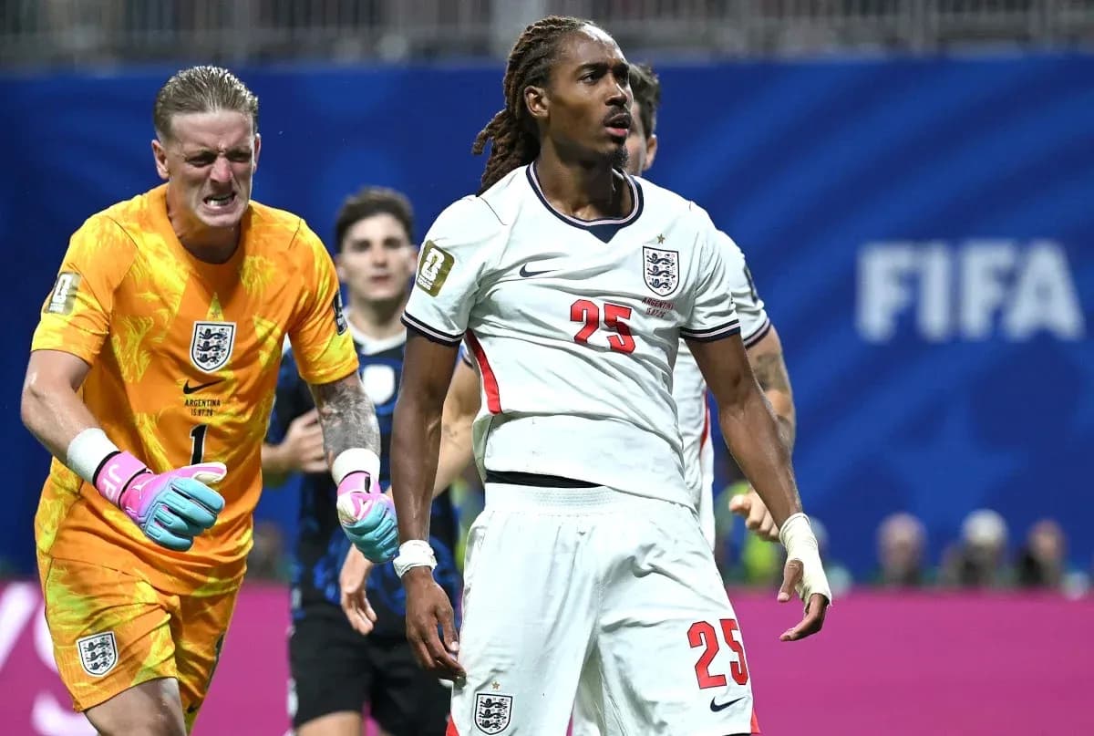 Jugadores de Inglaterra en acción durante el partido