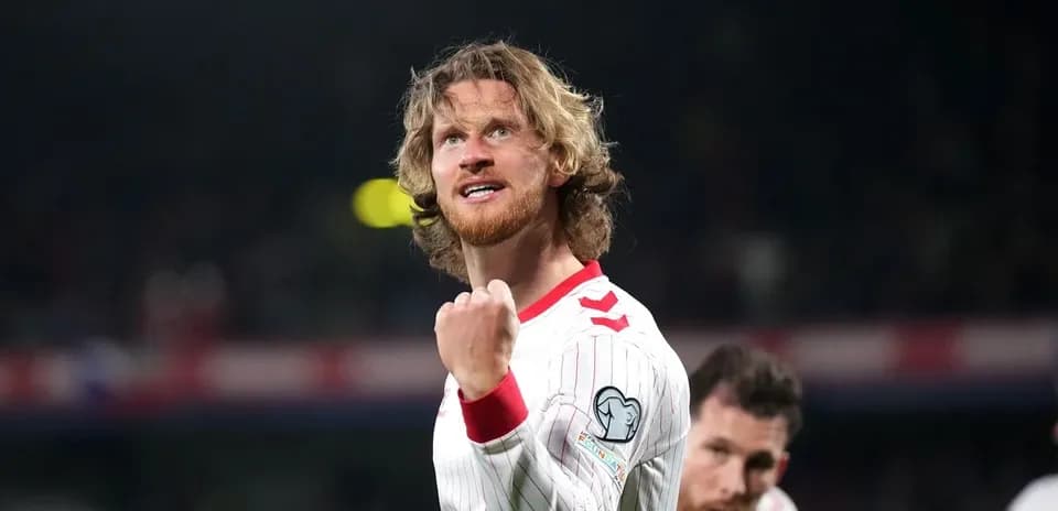 Jugador celebrando con el puño en alto durante partido