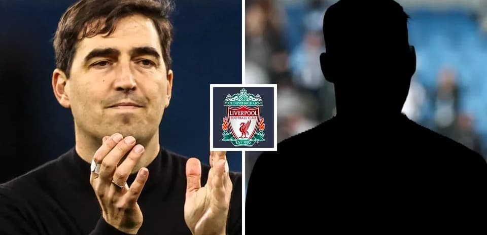 Entrenador aplaudiendo con logo de Liverpool en medio