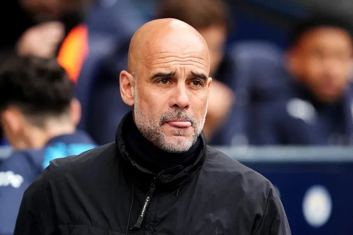 Entrenador observando el partido desde la banca