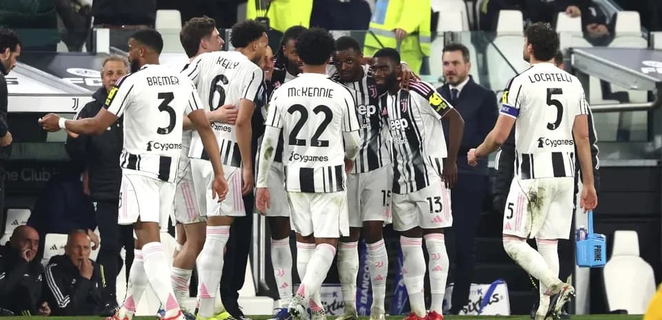 Jugadores de Juventus celebrando en el banquillo
