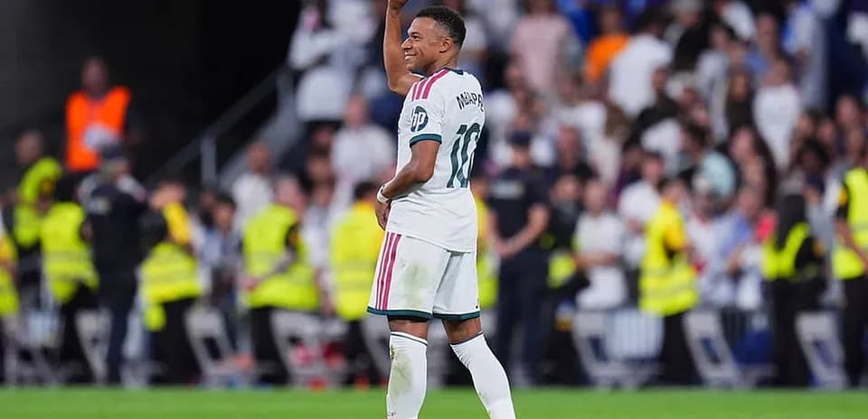 Kylian Mbappé levantando el balón en el estadio