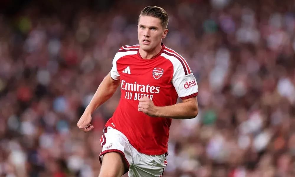 Jugador de Arsenal corriendo durante el partido