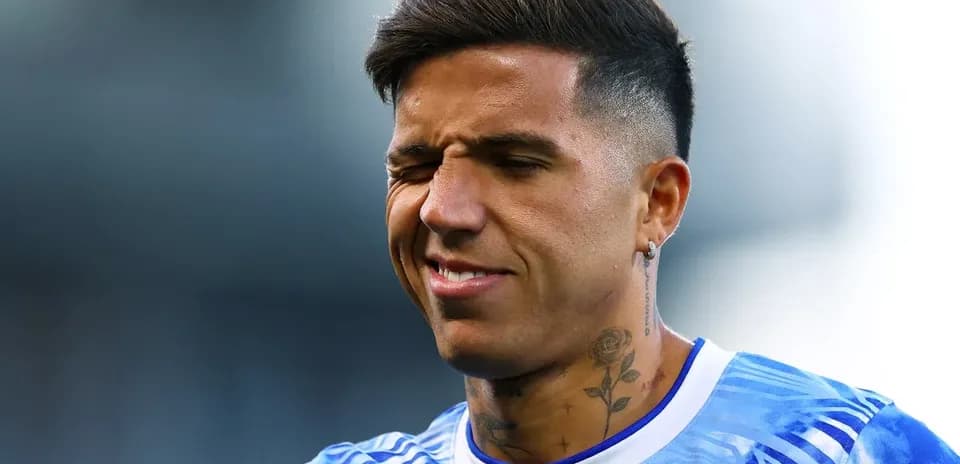 Jugador de fútbol sonriendo antes del partido