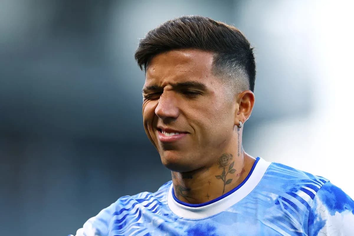 Jugador de fútbol sonriendo antes del partido