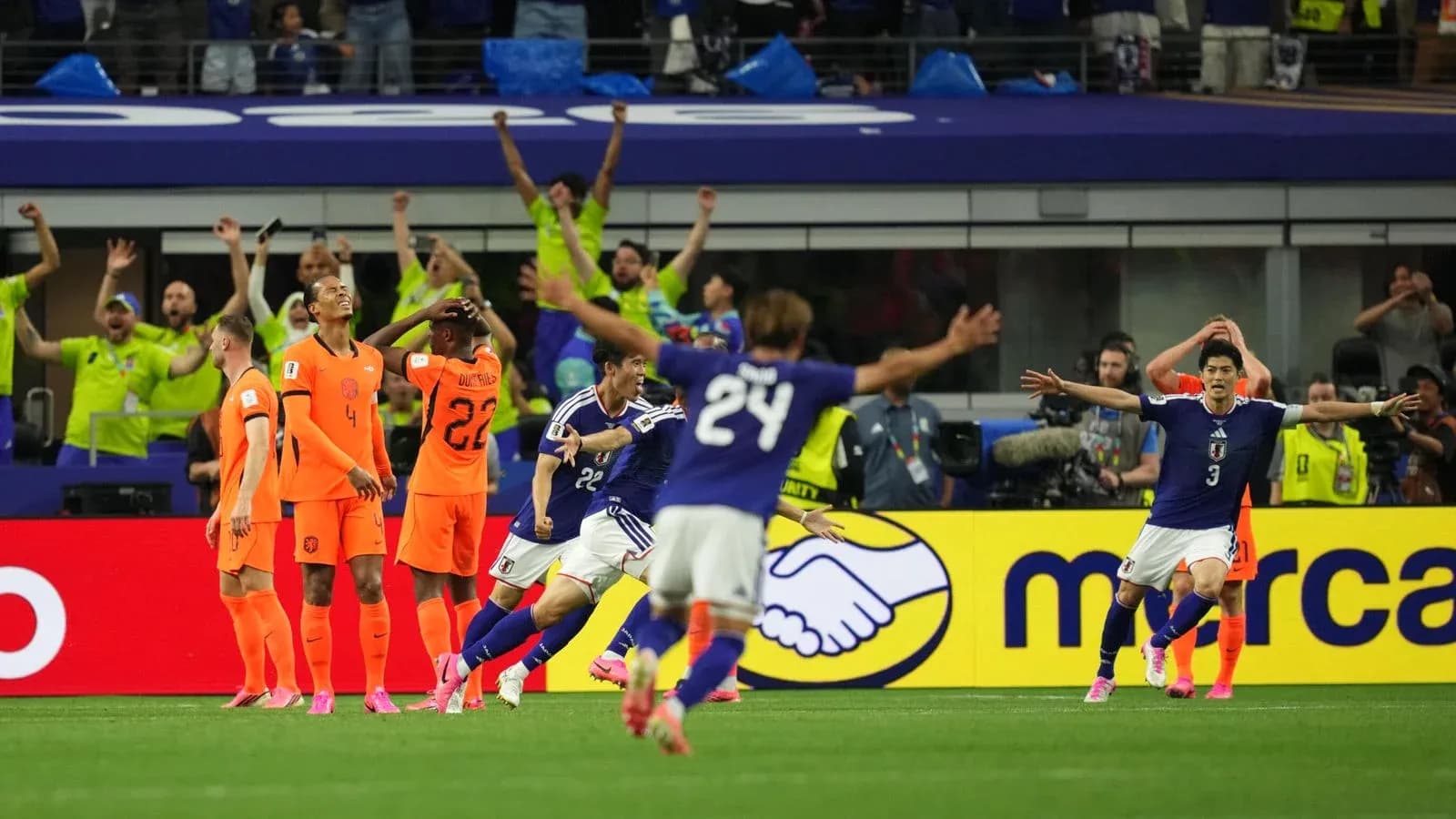 Celebración de jugadores de Japón en el partido