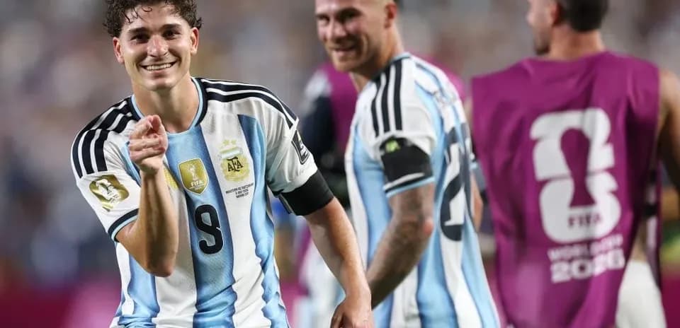 Jugador argentino sonriendo en el campo de juego
