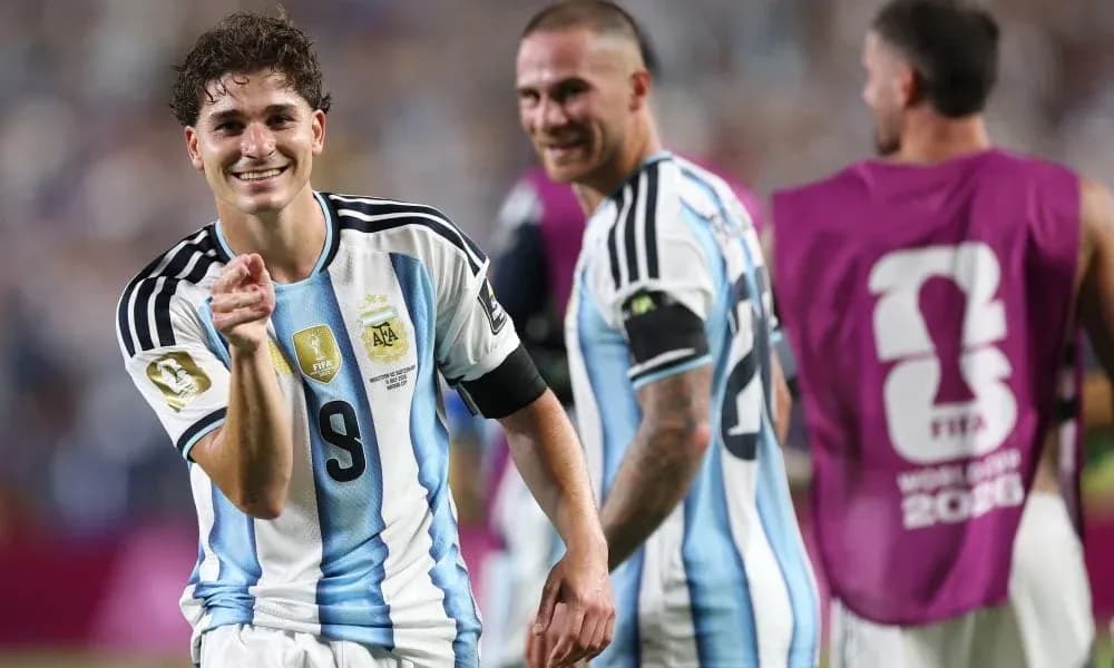 Jugador argentino sonriendo en el campo de juego