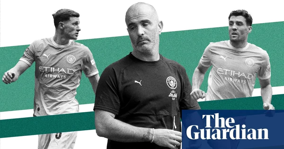 Entrenador y dos jugadores de Manchester City en acción