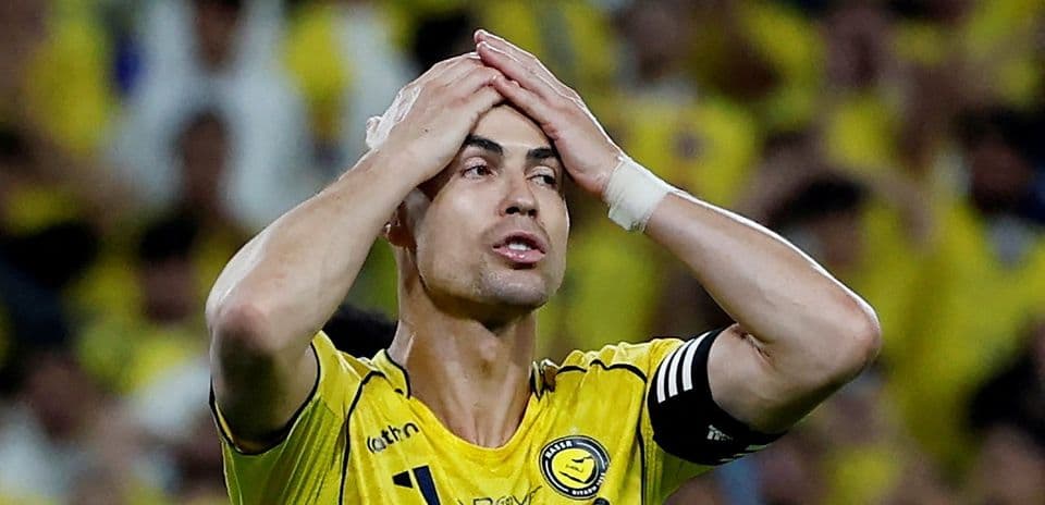 Jugador sosteniendo la cabeza en frustración durante el partido