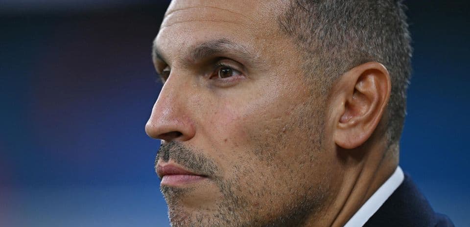 Hombre en perfil durante un evento deportivo