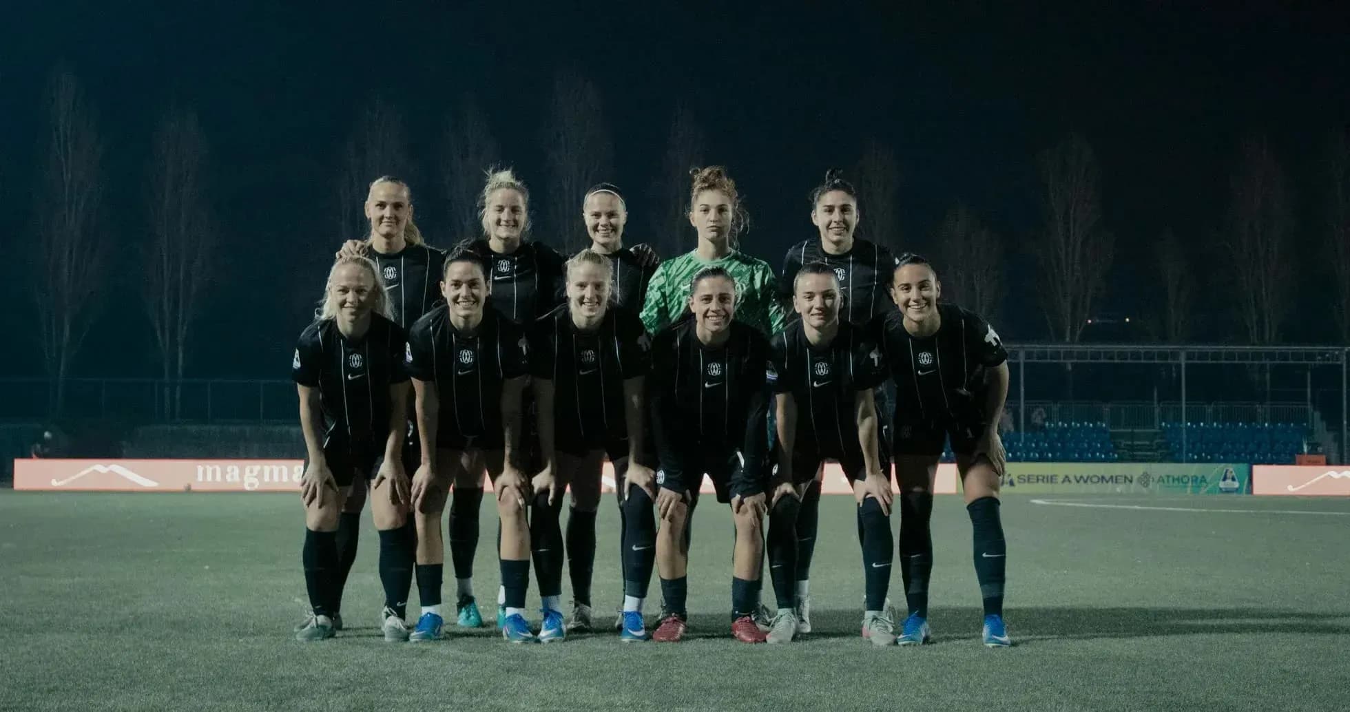 Equipo de fútbol femenino en formación