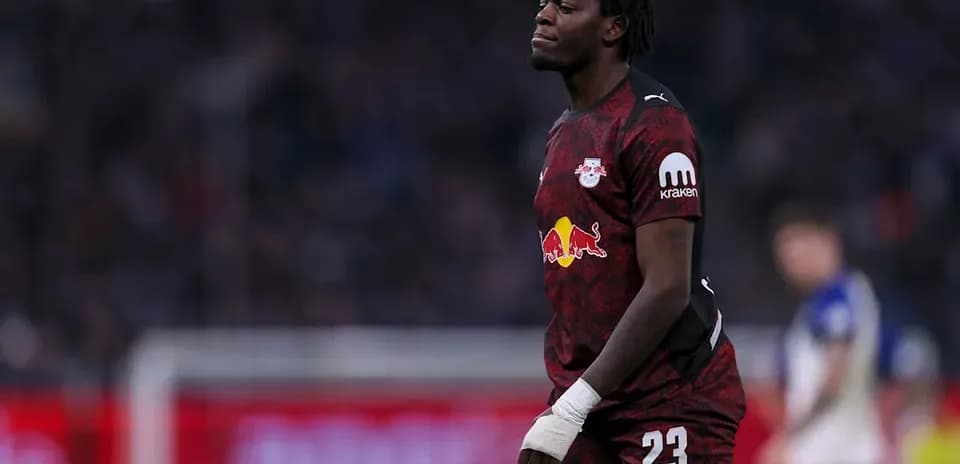 Portero de RB Leipzig caminando en el campo