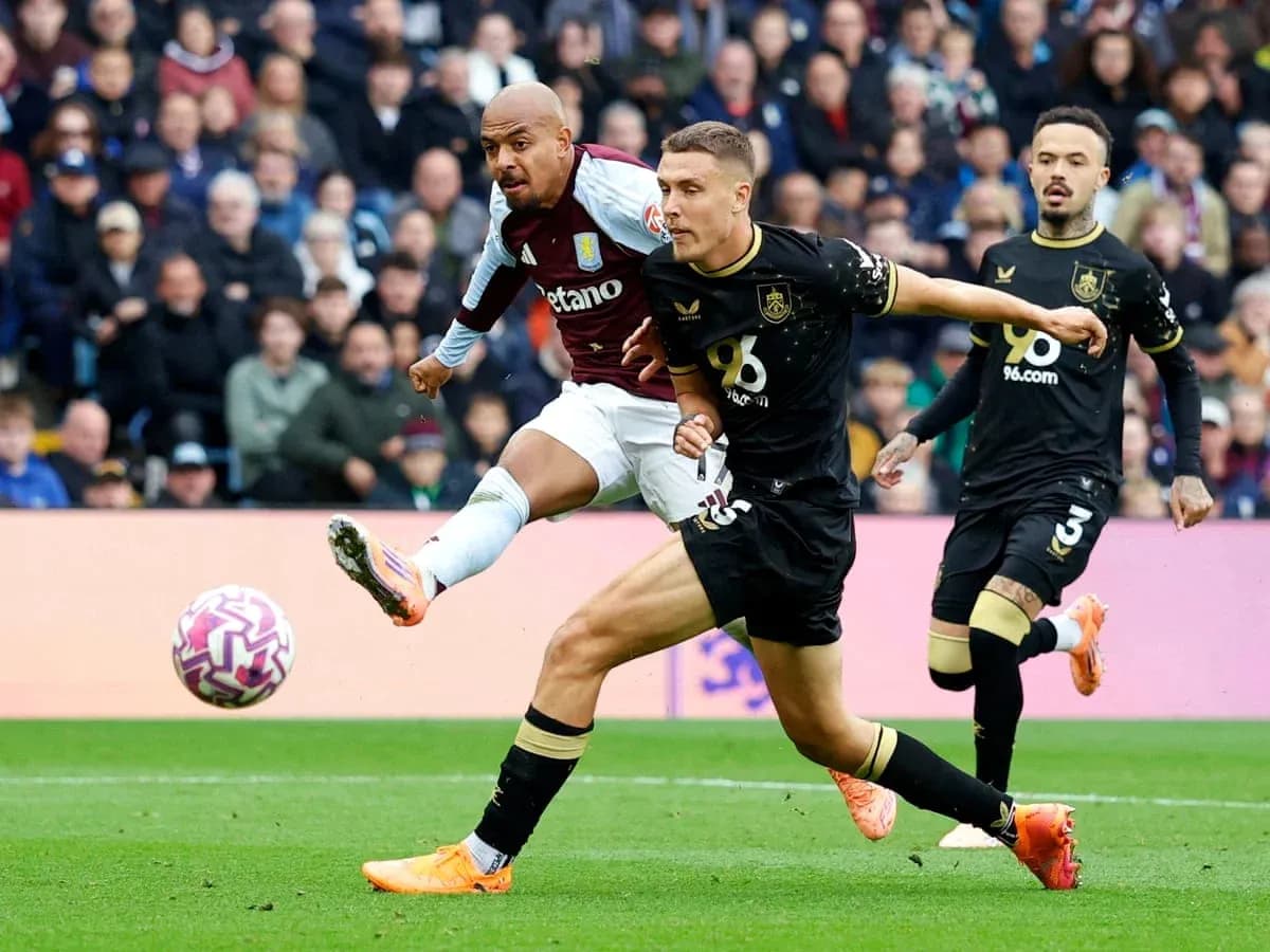 Jugador de Aston Villa golpeando el balón